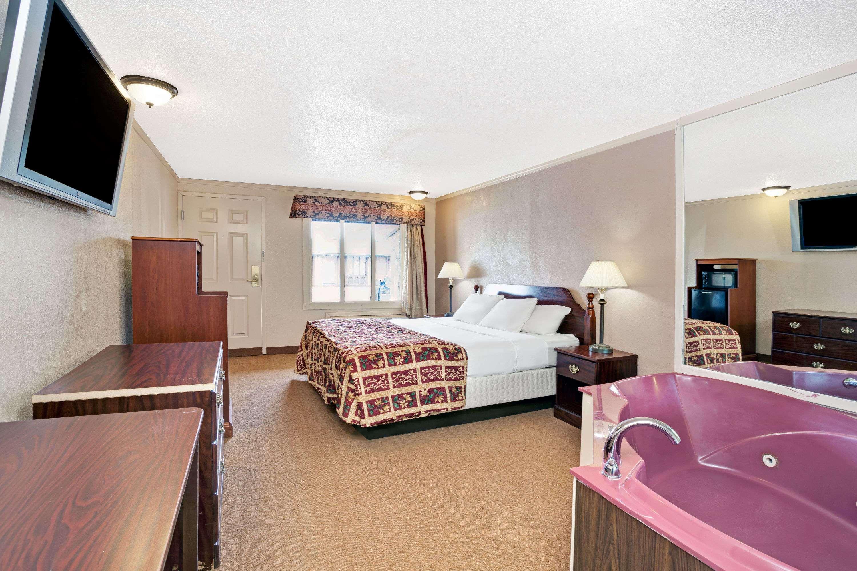 Knights Inn - Madison Heights Kültér fotó
